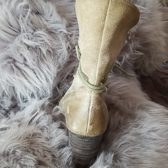 Boots - Picture 5 of 8